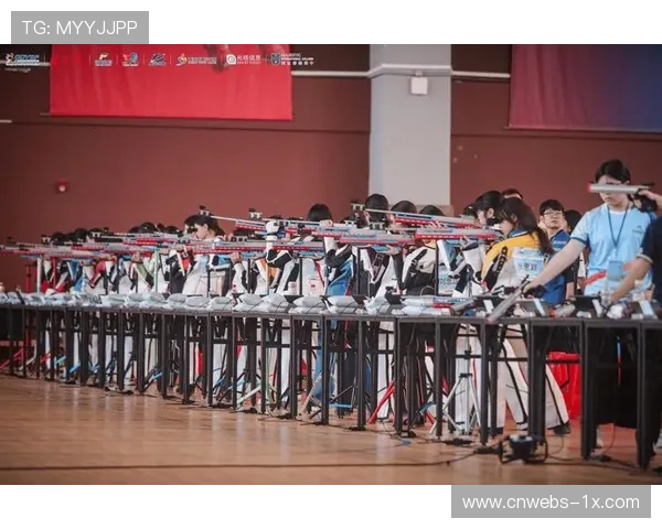 青少年SQL公开赛小将展风采稚嫩身影尽显无限活力与智慧